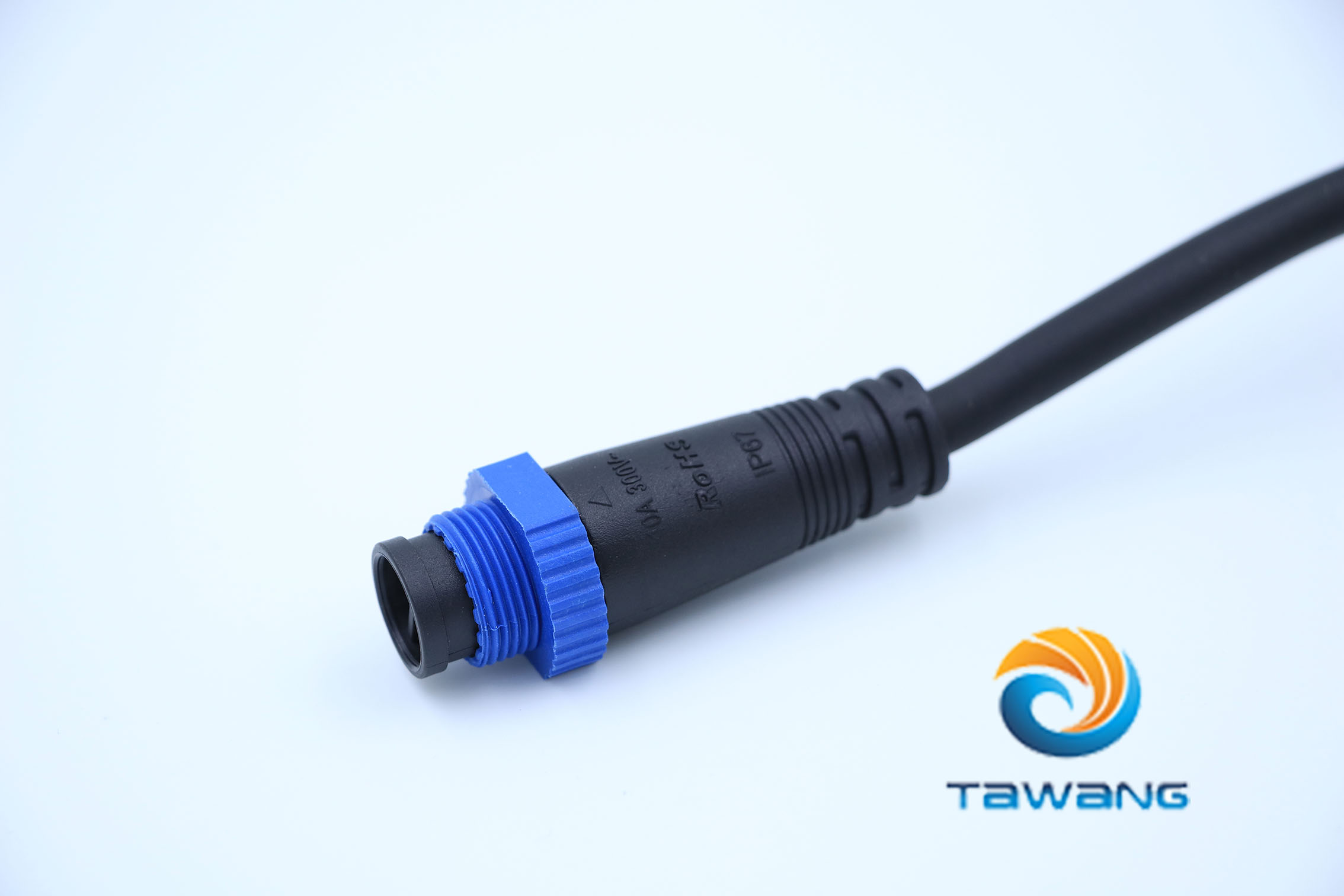 金属和塑料防水接头连接器有什么区别呢？